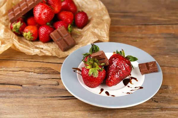 Red ripe strawberries with chocolate — Stock Photo, Image