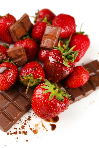 Çikolata ile kırmızı olgun çilek — Stok fotoğraf