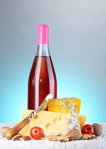 Pink wine and different kinds of cheese — Stock Photo, Image