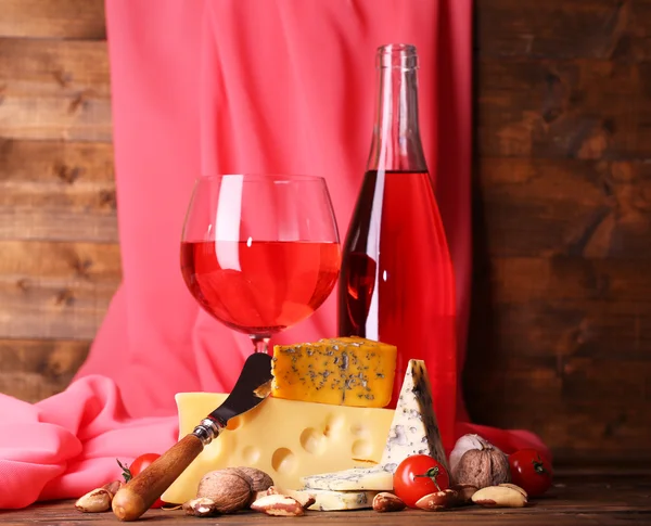 Pink wine and different kinds of cheese — Stock Photo, Image