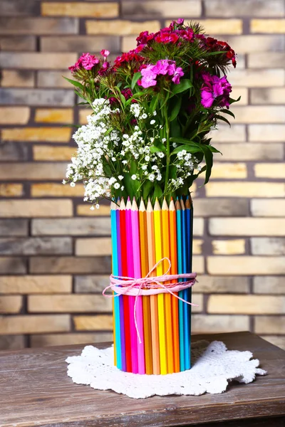 다채로운 연필 꽃병에 아름 다운 꽃 — 스톡 사진