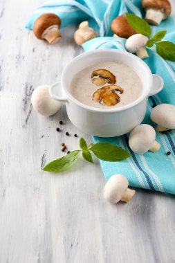 peçete üzerinde beyaz tencerede mantar çorbası