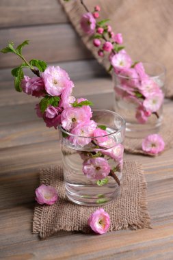 cam masa üstünde güzel meyve çiçeği