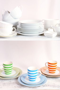 raf üzerinde farklı yemek takımı