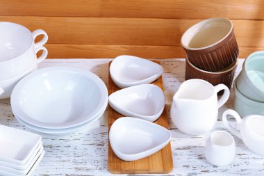 raf, ahşap zemin üzerinde farklı yemek takımı