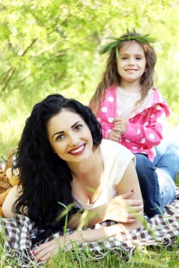 mutlu anne ve kızı. yeşil park piknik