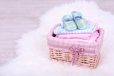 Bebek Giyim odası katta sepeti