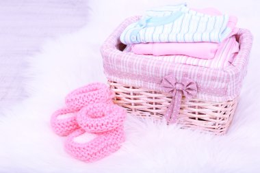 Bebek Giyim odası katta sepeti