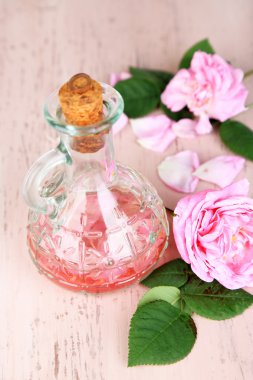 şişede Gül yağı