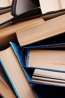 renkli ciltli ve kağıt kapaklı kitap