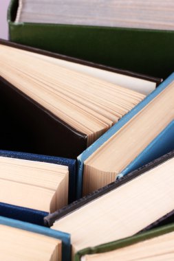 renkli ciltli ve kağıt kapaklı kitap