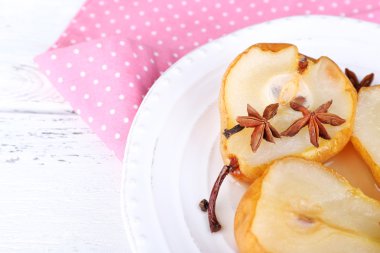 Pişmiş armut şurubu plaka ile