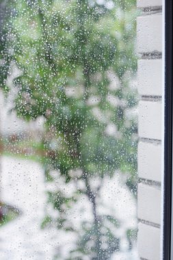 pencere camına yağmur suyu damla