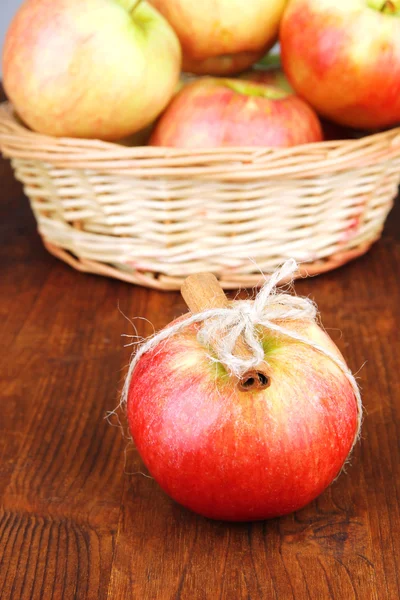 Ripe apples with with cinnamon sticks — Stock Photo, Image