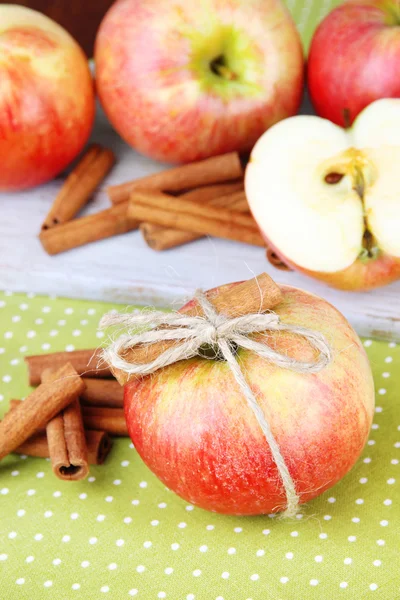 Maçãs maduras com paus de canela — Fotografia de Stock