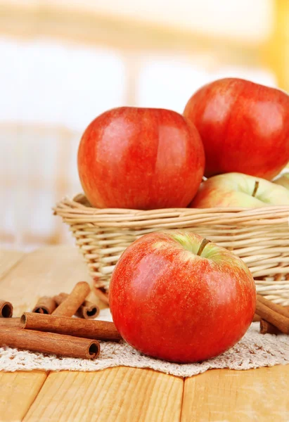 Спелые яблоки с коричными палочками — стоковое фото