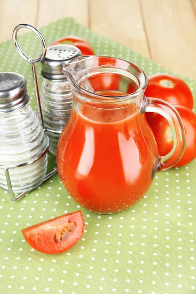 Succo di pomodoro in brocca di vetro — Foto Stock
