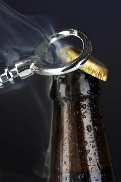 Верх відкритої пляшки з мокрим пивом — стокове фото