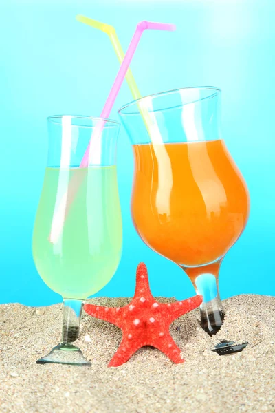 Beach cocktails in sand — Stock Photo, Image