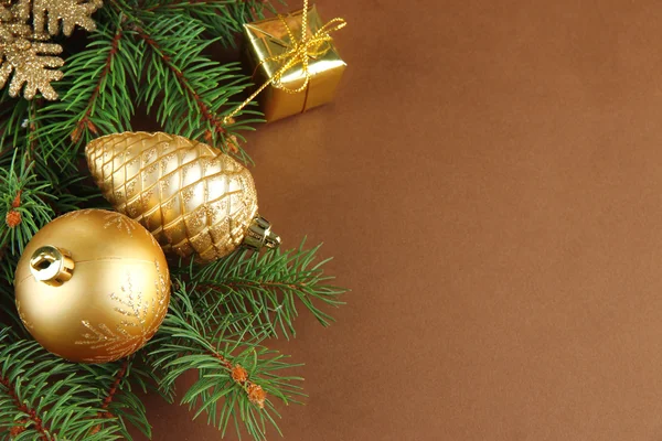 Piękne dekoracje świąteczne na świerk — Zdjęcie stockowe