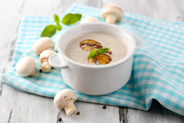 Sopa de champiñones en olla blanca, en servilleta — Foto de Stock