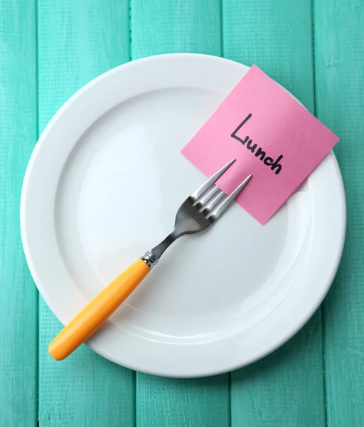 Note paper with message  attached to fork, on plate — Stock Photo, Image