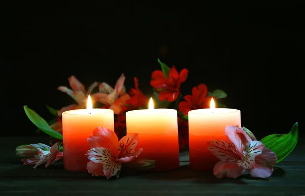 Schöne Kerzen mit Blumen — Stockfoto