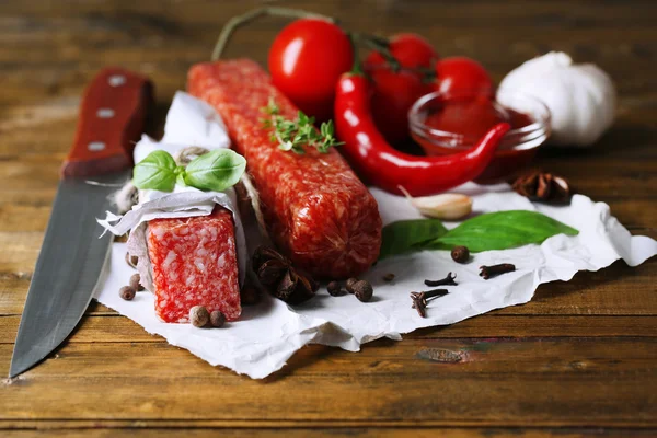 Lezzetli salam sosis ve baharatlar — Stok fotoğraf