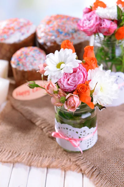 Mooi boeket van heldere bloemen in potten op tafel — Stockfoto