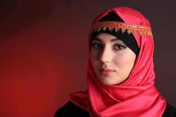 Schöne muslimische arabische Frau — Stockfoto