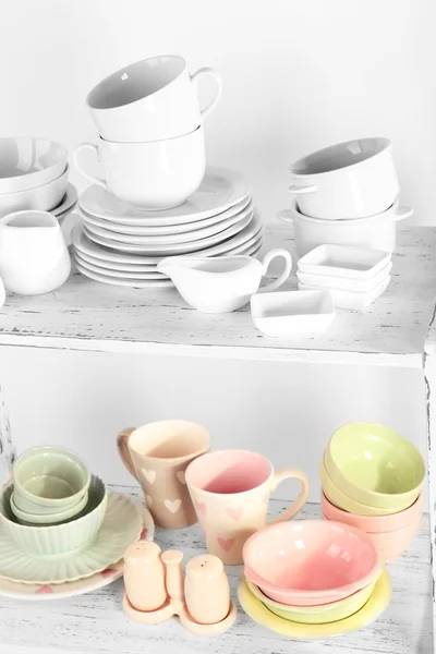 Různé nádobí na polici — Stock fotografie