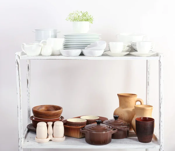 Различные посуда на полке, изолированные на белом — стоковое фото