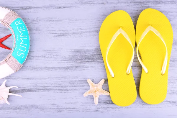 Chanclas brillantes sobre fondo de madera de color —  Fotos de Stock