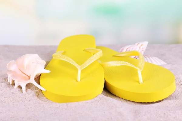 Heldere slippers op zand — Stockfoto