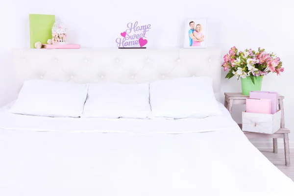 Cómoda cama blanda en la habitación — Foto de Stock