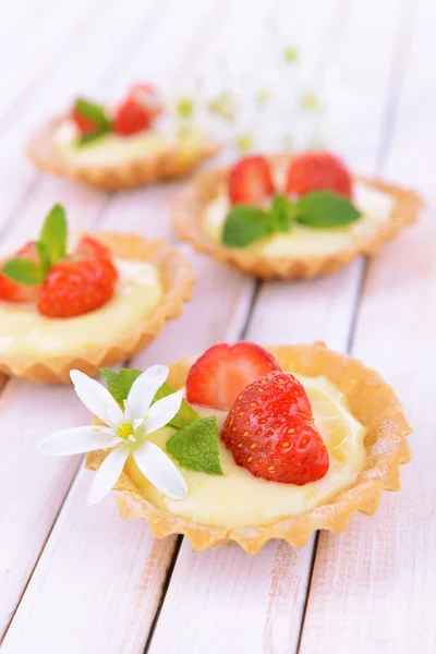 Tasty tartlets with strawberries — Stock Photo, Image