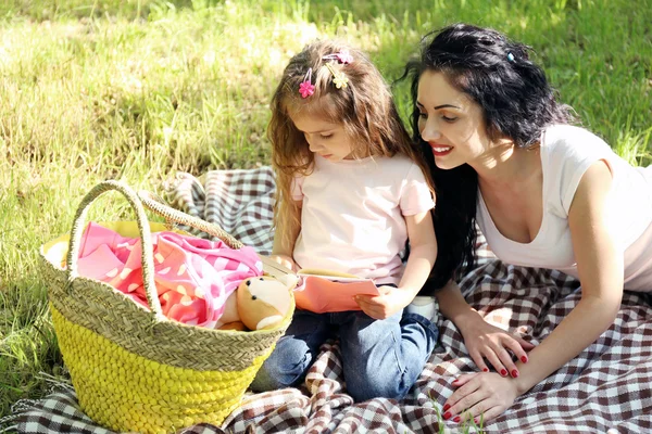 Šťastná maminka a dcera. piknik v zeleném parku — Stock fotografie