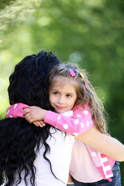 Mãe e filha felizes. Caminhe no parque verde — Fotografia de Stock