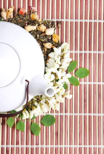 Pflanzlicher natürlicher floraler Tee mit trockenen Blumen und Kräuterzutaten — Stockfoto