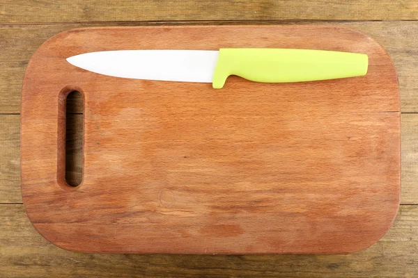Couteau de cuisine et planche à découper — Photo