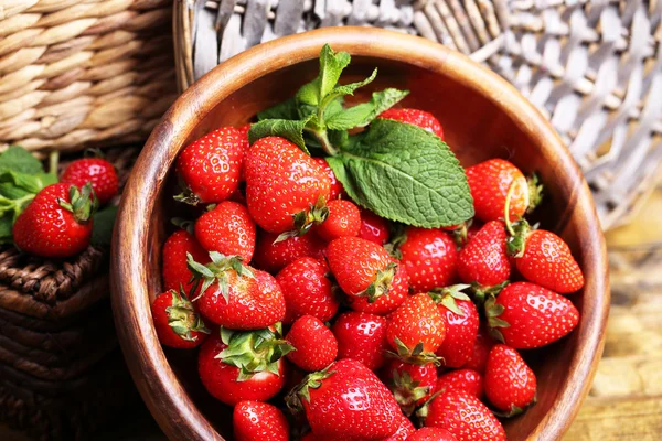 Ripe sweet strawberries in wooden bowl — Stock Photo, Image