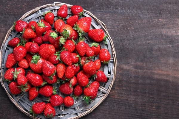 Fraises douces mûres sur tapis d'osier — Photo