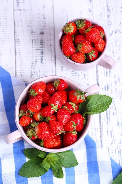 Reife süße Erdbeeren in Topf und Becher — Stockfoto