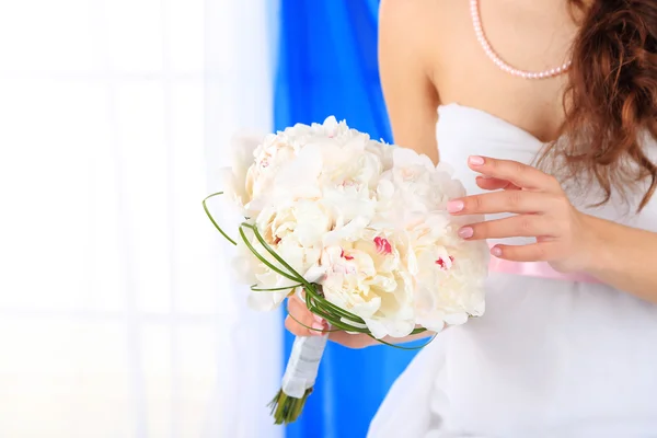 Noiva segurando buquê de casamento de peônias brancas — Fotografia de Stock