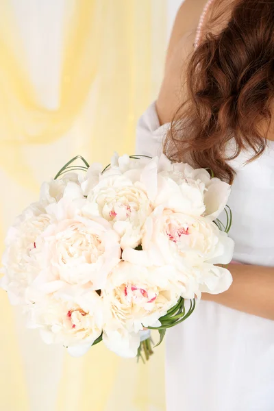 Mariée tenant un bouquet de mariage de pivoines blanches — Photo