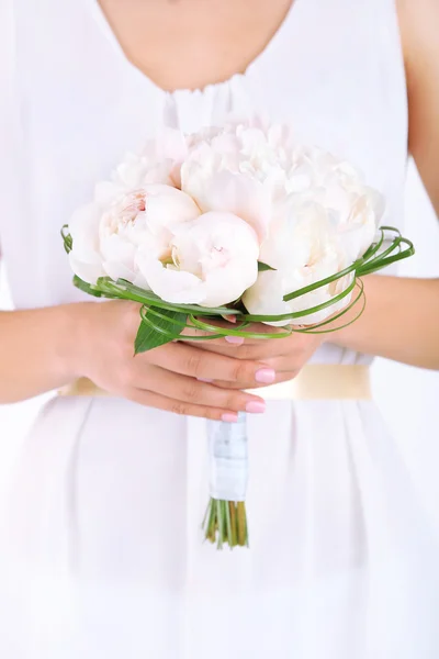 Bride holding wedding bouquet of white peonies — Stock Photo, Image