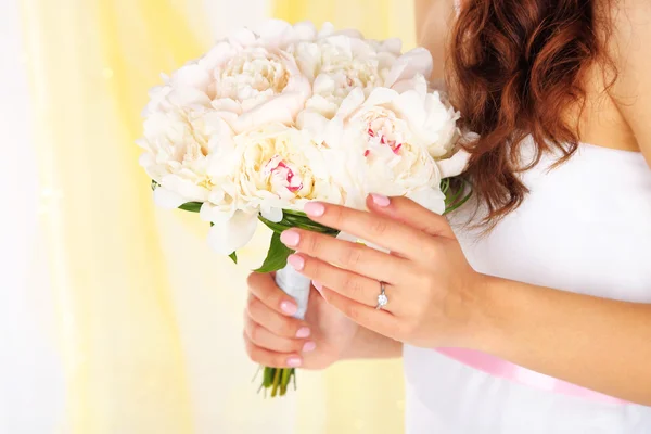 Menyasszony kezében fehér pünkösdi rózsa csokor esküvő — Stock Fotó