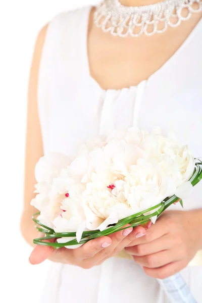 Braut hält Hochzeitsstrauß aus weißen Pfingstrosen — Stockfoto