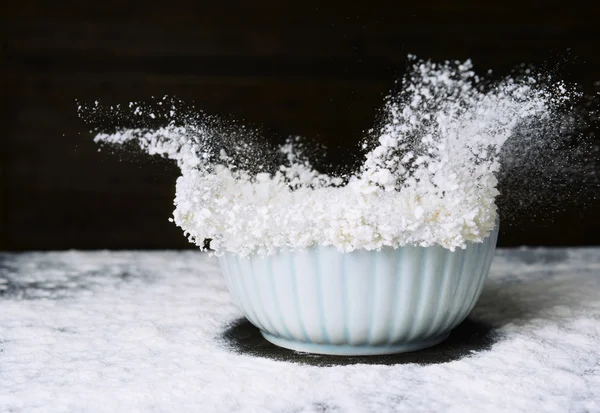 Mąka w misce na stole — Zdjęcie stockowe