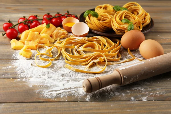 Pasta cruda e ingredientes para pasta — Foto de Stock